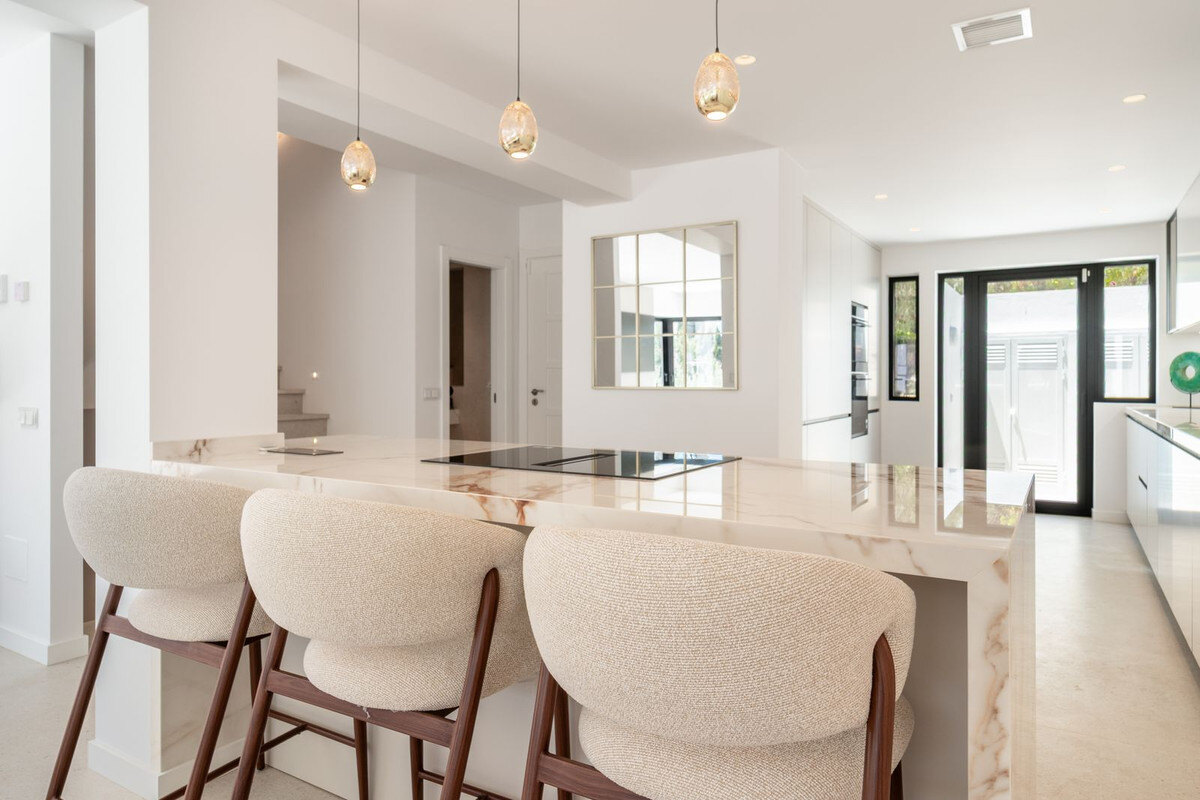 FOR SALE 🏡 Renovated Four-Bedroom Townhouse with Roof Terraces and Sea Views – Golden Mile, Marbella 🇪🇸