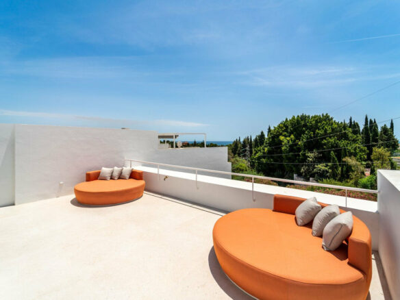 FOR SALE 🏡 Renovated Four-Bedroom Townhouse with Roof Terraces and Sea Views – Golden Mile, Marbella 🇪🇸