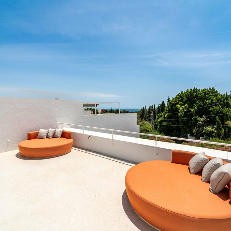 FOR SALE 🏡 Renovated Four-Bedroom Townhouse with Roof Terraces and Sea Views – Golden Mile, Marbella 🇪🇸