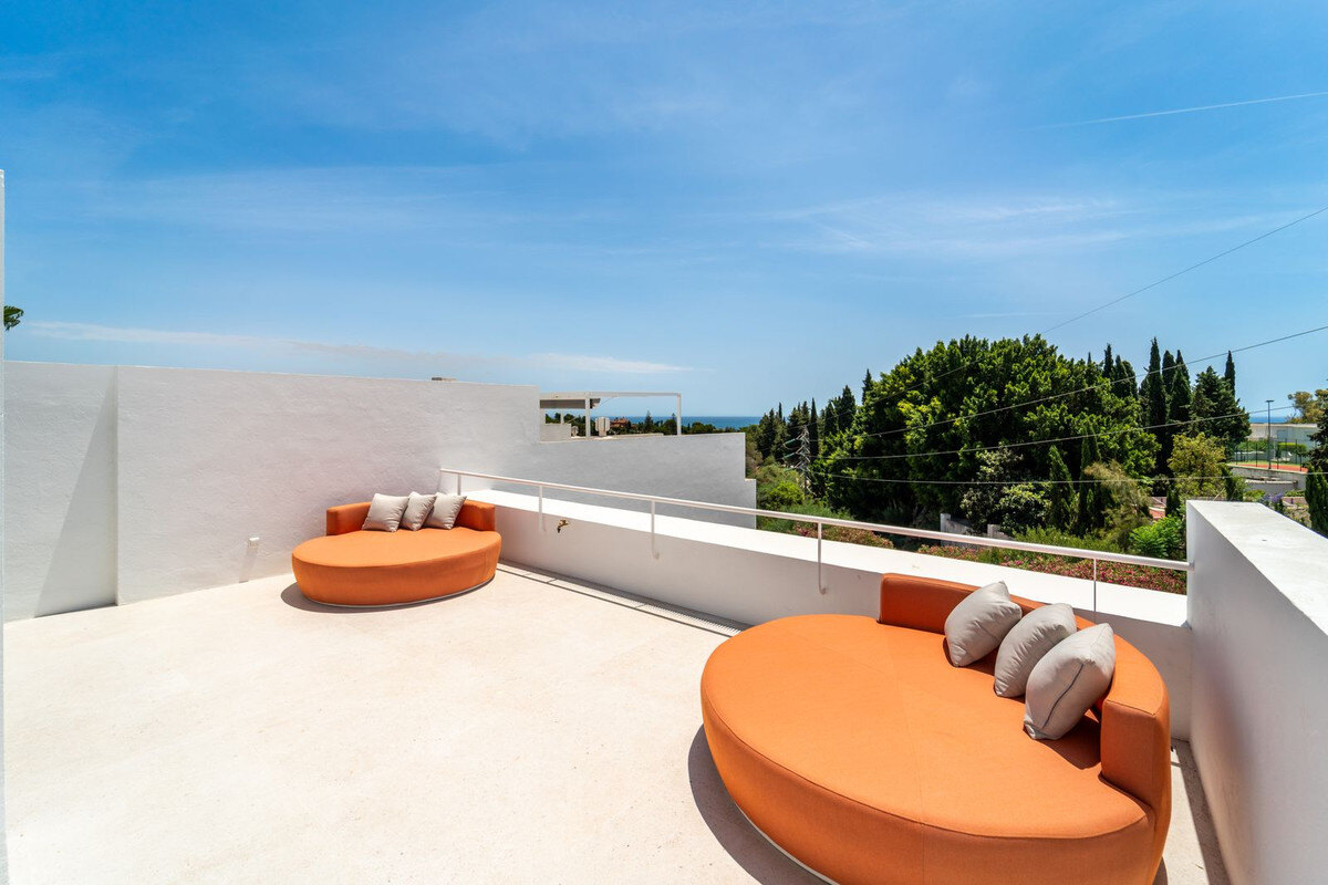 FOR SALE 🏡 Renovated Four-Bedroom Townhouse with Roof Terraces and Sea Views – Golden Mile, Marbella 🇪🇸