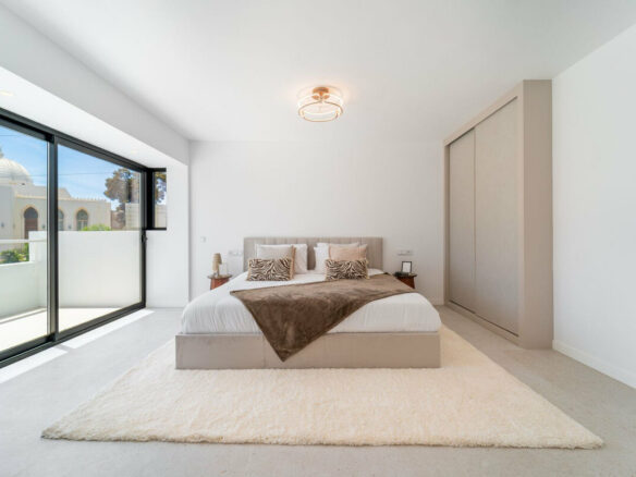 FOR SALE 🏡 Renovated Four-Bedroom Townhouse with Roof Terraces and Sea Views – Golden Mile, Marbella 🇪🇸