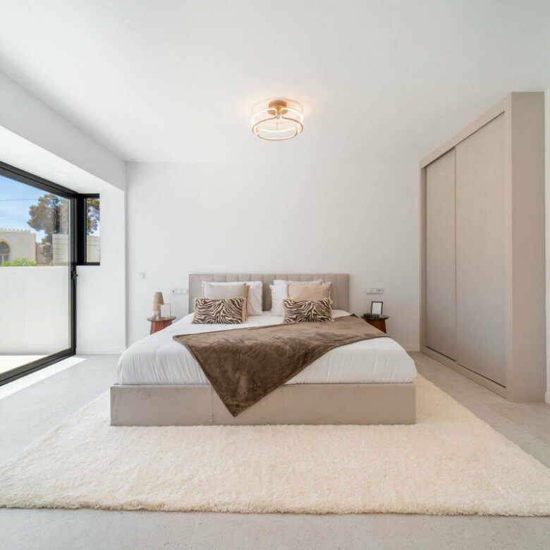 FOR SALE 🏡 Renovated Four-Bedroom Townhouse with Roof Terraces and Sea Views – Golden Mile, Marbella 🇪🇸