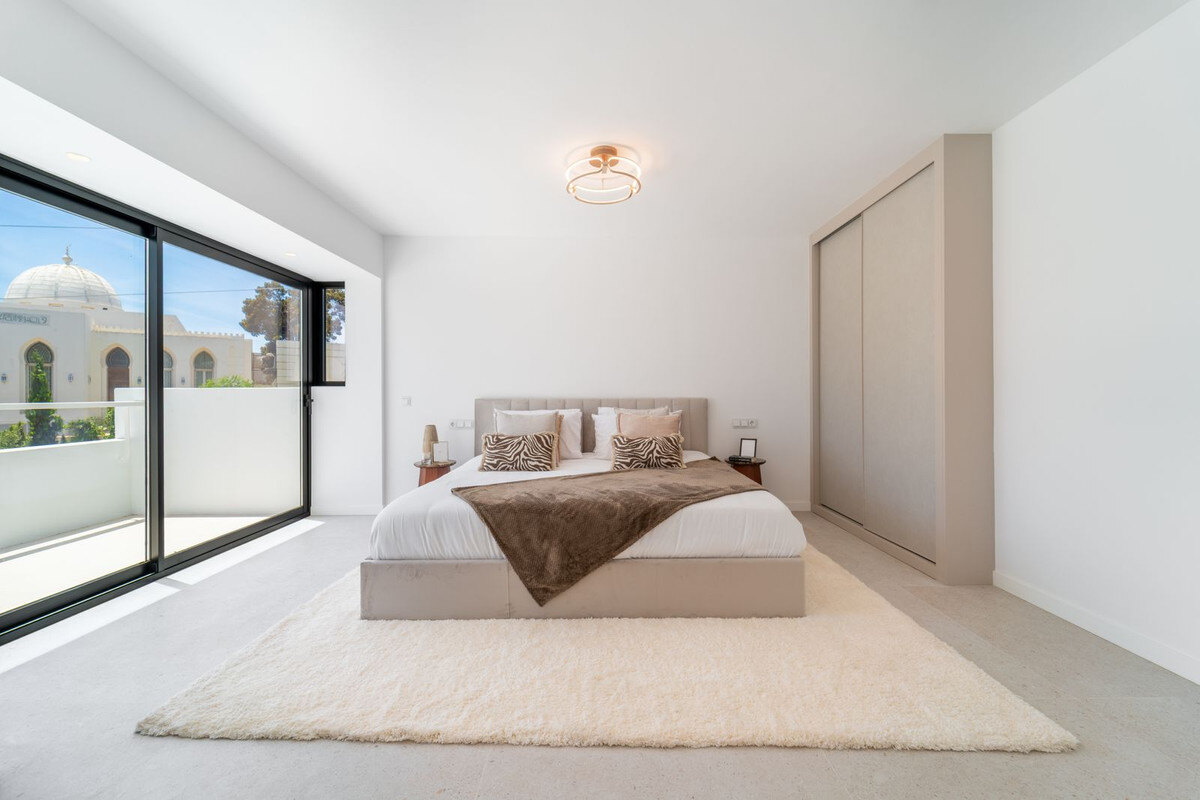 FOR SALE 🏡 Renovated Four-Bedroom Townhouse with Roof Terraces and Sea Views – Golden Mile, Marbella 🇪🇸
