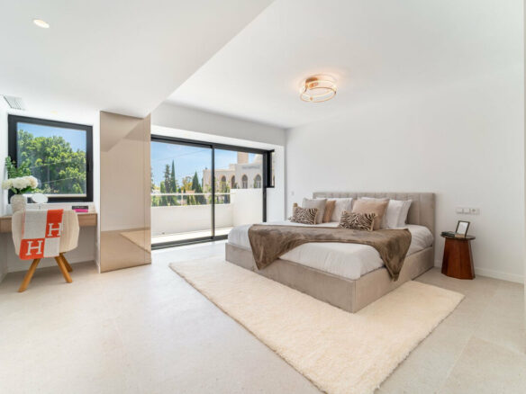 FOR SALE 🏡 Renovated Four-Bedroom Townhouse with Roof Terraces and Sea Views – Golden Mile, Marbella 🇪🇸
