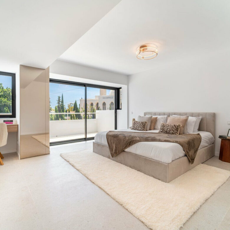 FOR SALE 🏡 Renovated Four-Bedroom Townhouse with Roof Terraces and Sea Views – Golden Mile, Marbella 🇪🇸