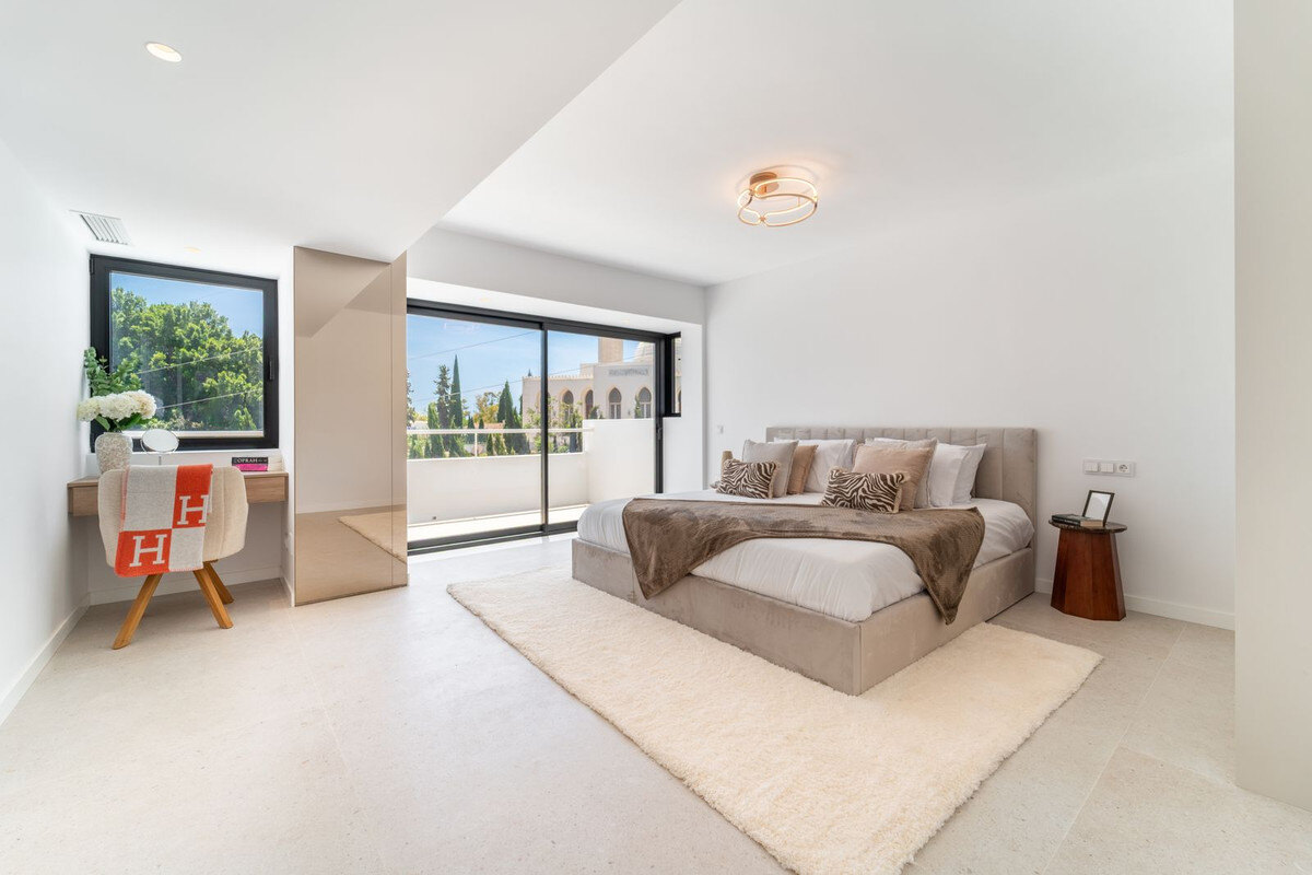 FOR SALE 🏡 Renovated Four-Bedroom Townhouse with Roof Terraces and Sea Views – Golden Mile, Marbella 🇪🇸