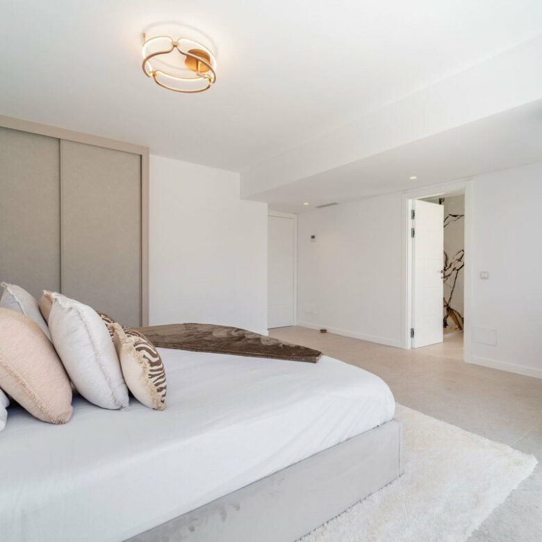 FOR SALE 🏡 Renovated Four-Bedroom Townhouse with Roof Terraces and Sea Views – Golden Mile, Marbella 🇪🇸