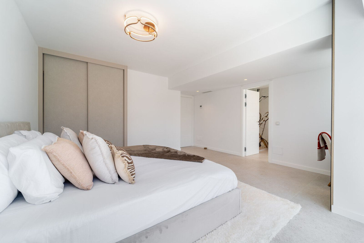 FOR SALE 🏡 Renovated Four-Bedroom Townhouse with Roof Terraces and Sea Views – Golden Mile, Marbella 🇪🇸