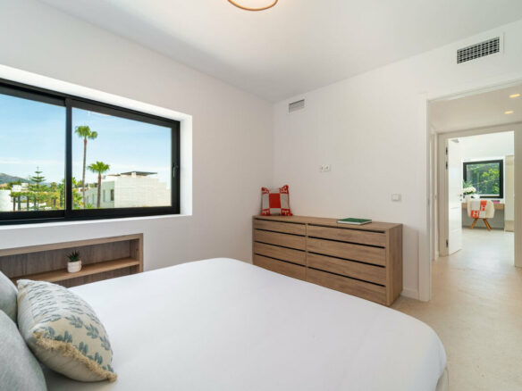 FOR SALE 🏡 Renovated Four-Bedroom Townhouse with Roof Terraces and Sea Views – Golden Mile, Marbella 🇪🇸