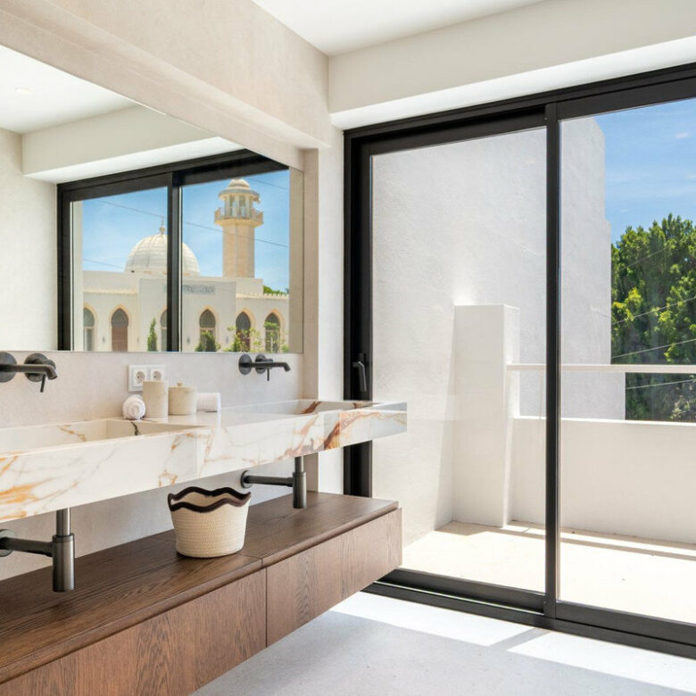 FOR SALE 🏡 Renovated Four-Bedroom Townhouse with Roof Terraces and Sea Views – Golden Mile, Marbella 🇪🇸