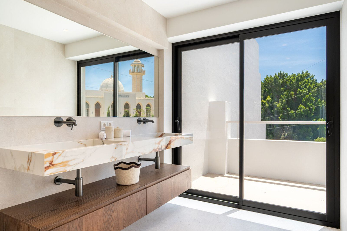 FOR SALE 🏡 Renovated Four-Bedroom Townhouse with Roof Terraces and Sea Views – Golden Mile, Marbella 🇪🇸