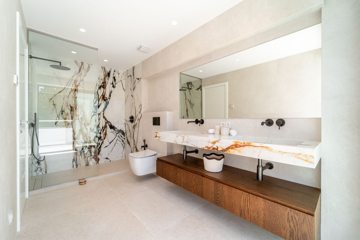 FOR SALE 🏡 Renovated Four-Bedroom Townhouse with Roof Terraces and Sea Views – Golden Mile, Marbella 🇪🇸