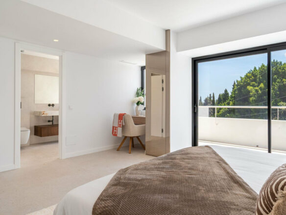 FOR SALE 🏡 Renovated Four-Bedroom Townhouse with Roof Terraces and Sea Views – Golden Mile, Marbella 🇪🇸