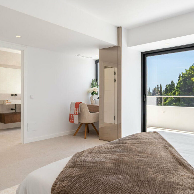 FOR SALE 🏡 Renovated Four-Bedroom Townhouse with Roof Terraces and Sea Views – Golden Mile, Marbella 🇪🇸