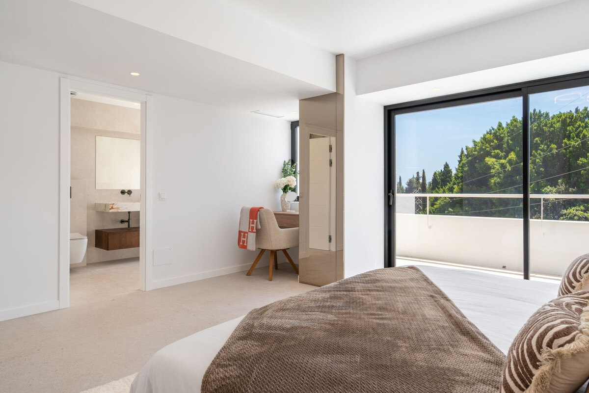 FOR SALE 🏡 Renovated Four-Bedroom Townhouse with Roof Terraces and Sea Views – Golden Mile, Marbella 🇪🇸