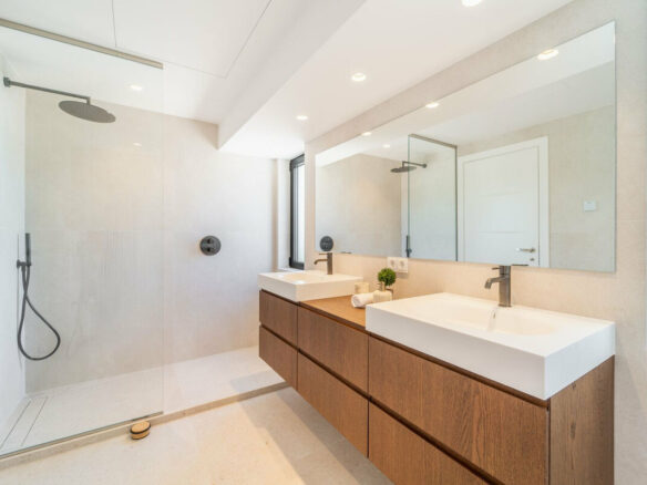 FOR SALE 🏡 Renovated Four-Bedroom Townhouse with Roof Terraces and Sea Views – Golden Mile, Marbella 🇪🇸