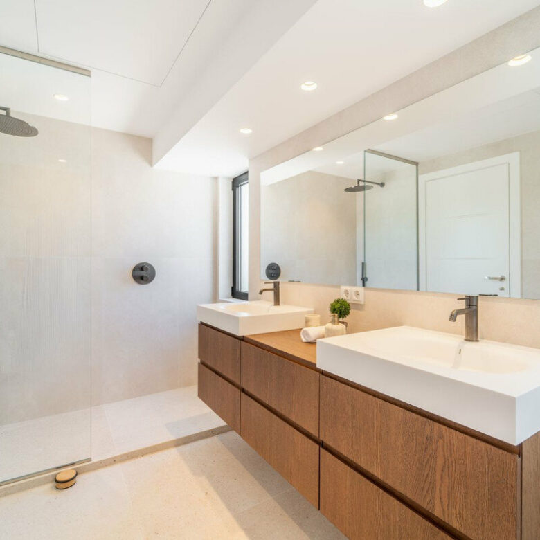 FOR SALE 🏡 Renovated Four-Bedroom Townhouse with Roof Terraces and Sea Views – Golden Mile, Marbella 🇪🇸