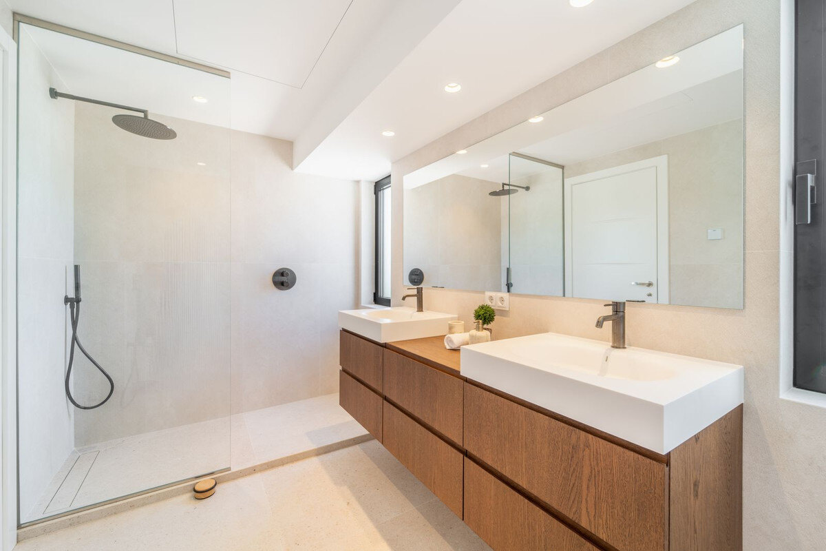 FOR SALE 🏡 Renovated Four-Bedroom Townhouse with Roof Terraces and Sea Views – Golden Mile, Marbella 🇪🇸