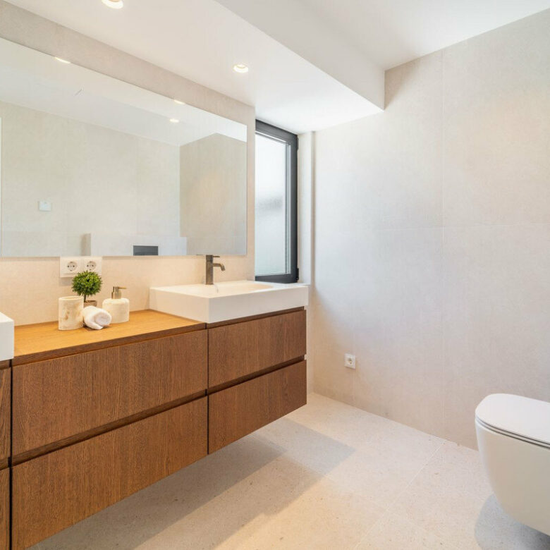 FOR SALE 🏡 Renovated Four-Bedroom Townhouse with Roof Terraces and Sea Views – Golden Mile, Marbella 🇪🇸