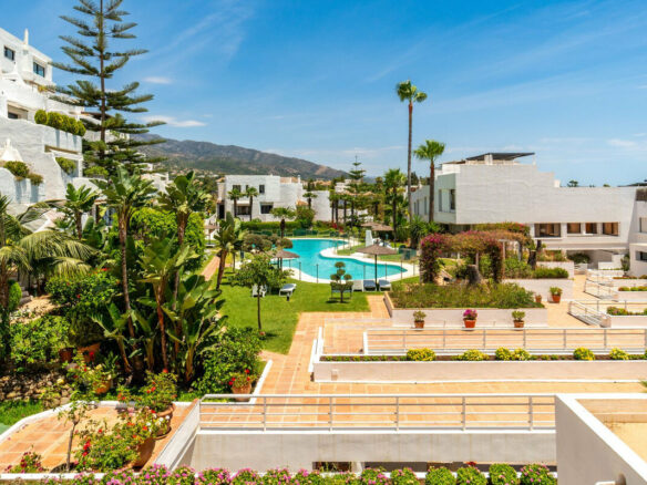 FOR SALE 🏡 Renovated Four-Bedroom Townhouse with Roof Terraces and Sea Views – Golden Mile, Marbella 🇪🇸