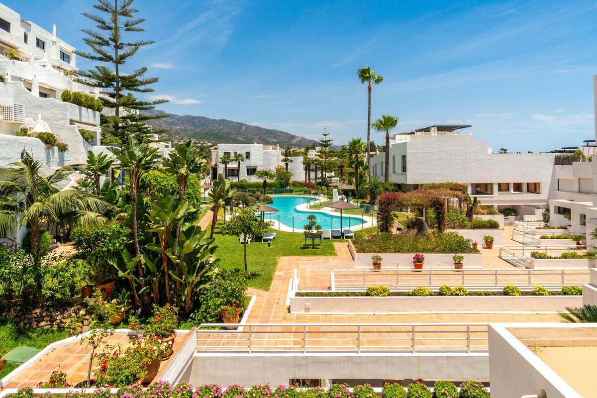 FOR SALE 🏡 Renovated Four-Bedroom Townhouse with Roof Terraces and Sea Views – Golden Mile, Marbella 🇪🇸