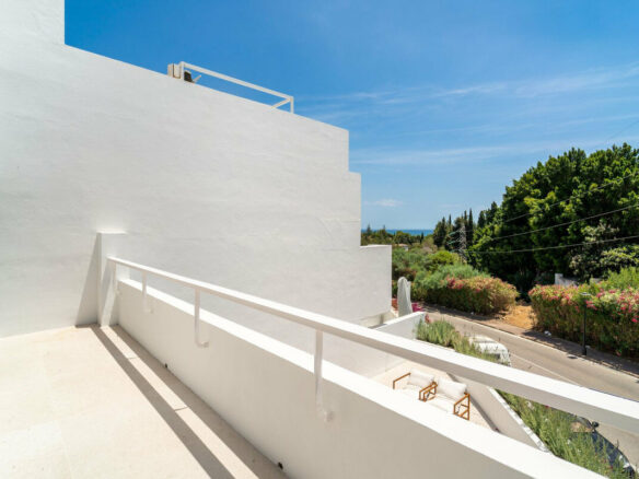 FOR SALE 🏡 Renovated Four-Bedroom Townhouse with Roof Terraces and Sea Views – Golden Mile, Marbella 🇪🇸