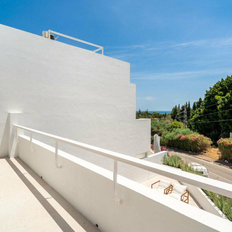 FOR SALE 🏡 Renovated Four-Bedroom Townhouse with Roof Terraces and Sea Views – Golden Mile, Marbella 🇪🇸