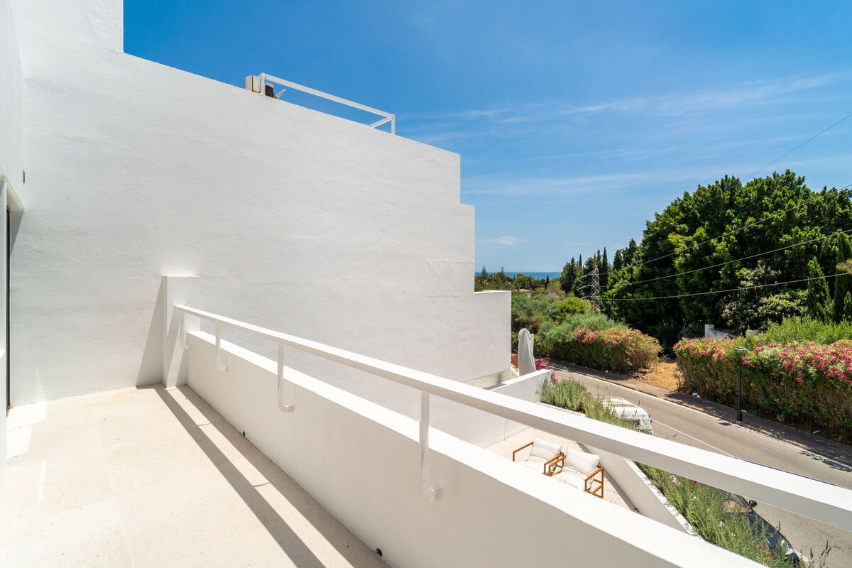 FOR SALE 🏡 Renovated Four-Bedroom Townhouse with Roof Terraces and Sea Views – Golden Mile, Marbella 🇪🇸