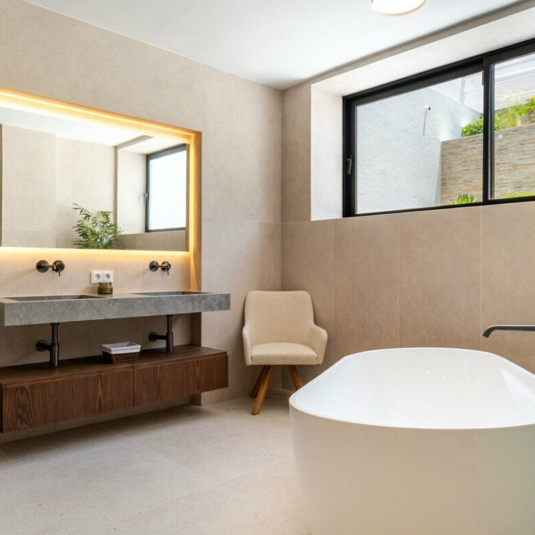 FOR SALE 🏡 Renovated Four-Bedroom Townhouse with Roof Terraces and Sea Views – Golden Mile, Marbella 🇪🇸