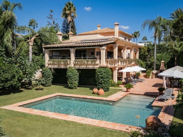 FOR SALE 🏡 Andalusian Six-Bedroom Villa on the Second Line of the Beach – Los Monteros, Marbella East 🇪🇸