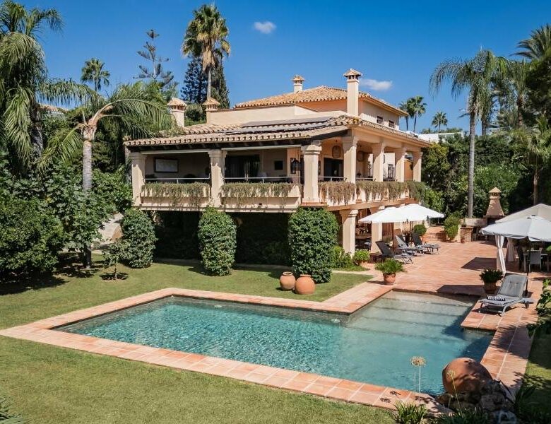 FOR SALE 🏡 Andalusian Six-Bedroom Villa on the Second Line of the Beach – Los Monteros, Marbella East 🇪🇸