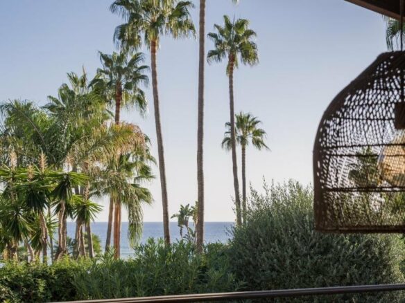 FOR SALE 🏡 Andalusian Six-Bedroom Villa on the Second Line of the Beach – Los Monteros, Marbella East 🇪🇸