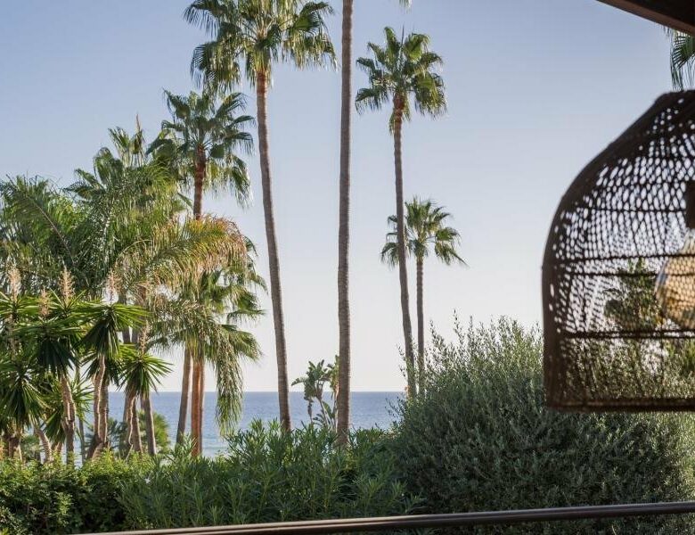FOR SALE 🏡 Andalusian Six-Bedroom Villa on the Second Line of the Beach – Los Monteros, Marbella East 🇪🇸