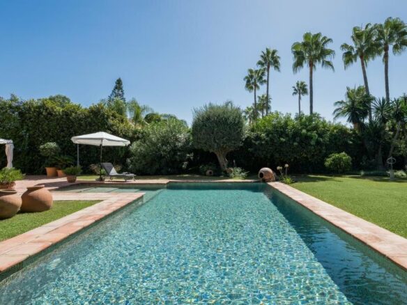 FOR SALE 🏡 Andalusian Six-Bedroom Villa on the Second Line of the Beach – Los Monteros, Marbella East 🇪🇸