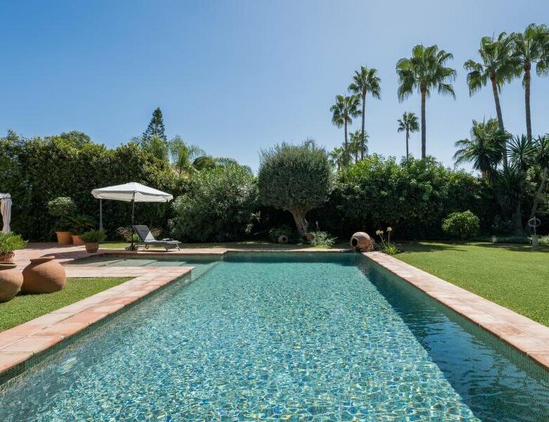 FOR SALE 🏡 Andalusian Six-Bedroom Villa on the Second Line of the Beach – Los Monteros, Marbella East 🇪🇸