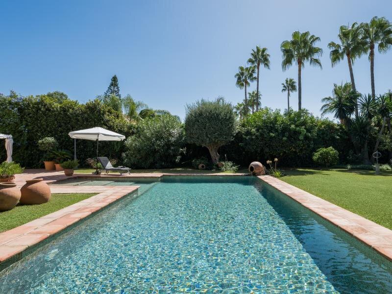 FOR SALE 🏡 Andalusian Six-Bedroom Villa on the Second Line of the Beach – Los Monteros, Marbella East 🇪🇸