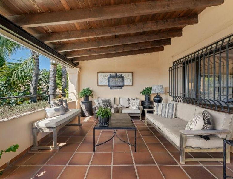 FOR SALE 🏡 Andalusian Six-Bedroom Villa on the Second Line of the Beach – Los Monteros, Marbella East 🇪🇸