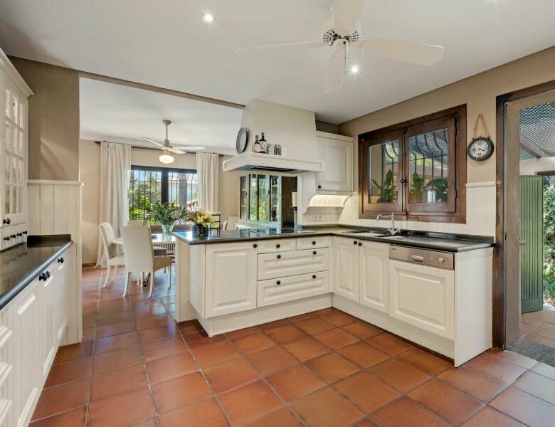 FOR SALE 🏡 Andalusian Six-Bedroom Villa on the Second Line of the Beach – Los Monteros, Marbella East 🇪🇸
