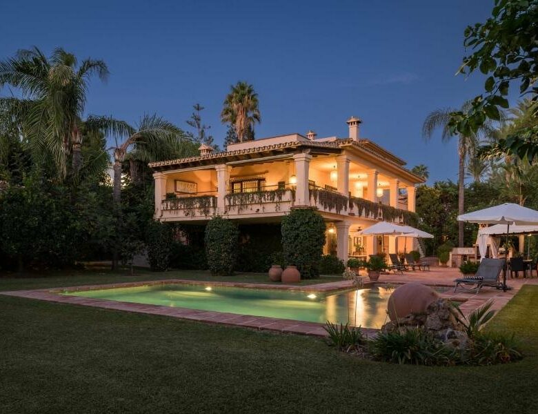 FOR SALE 🏡 Andalusian Six-Bedroom Villa on the Second Line of the Beach – Los Monteros, Marbella East 🇪🇸