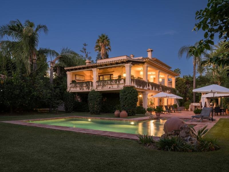 FOR SALE 🏡 Andalusian Six-Bedroom Villa on the Second Line of the Beach – Los Monteros, Marbella East 🇪🇸