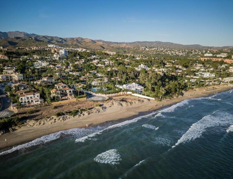 FOR SALE 🏡 Andalusian Six-Bedroom Villa on the Second Line of the Beach – Los Monteros, Marbella East 🇪🇸