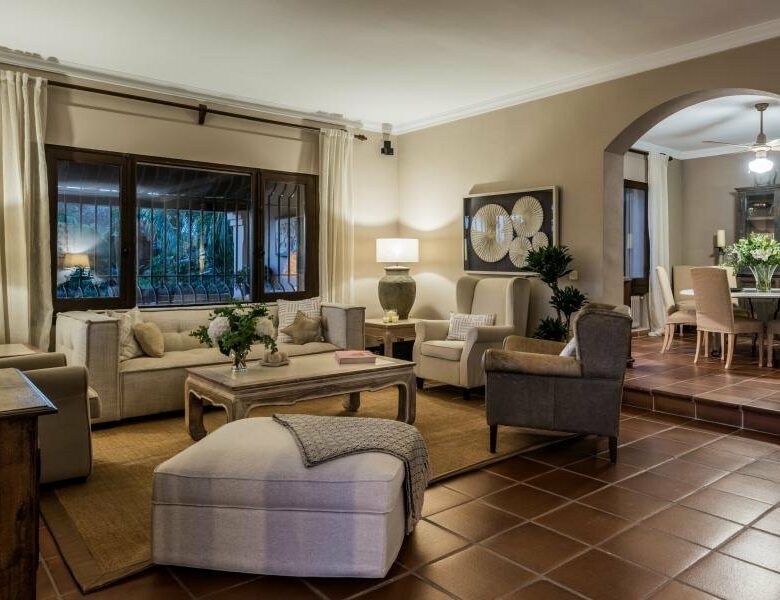 FOR SALE 🏡 Andalusian Six-Bedroom Villa on the Second Line of the Beach – Los Monteros, Marbella East 🇪🇸