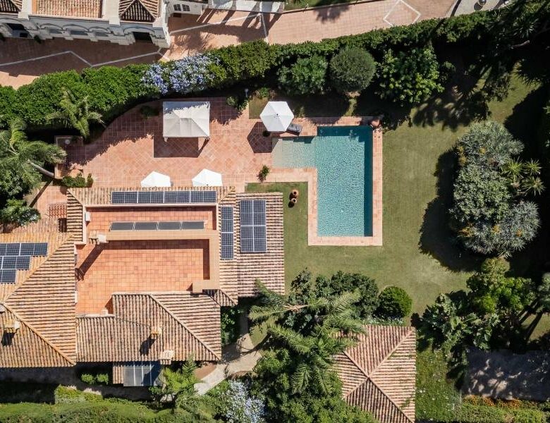 FOR SALE 🏡 Andalusian Six-Bedroom Villa on the Second Line of the Beach – Los Monteros, Marbella East 🇪🇸
