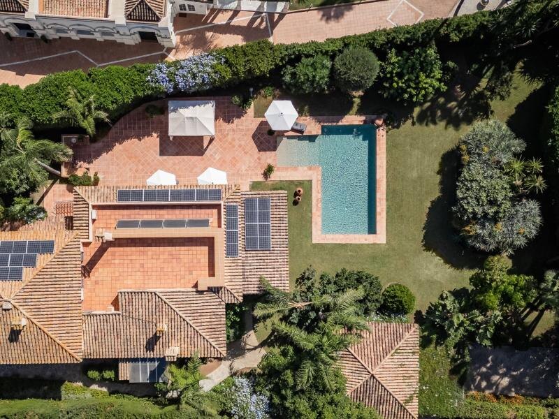 FOR SALE 🏡 Andalusian Six-Bedroom Villa on the Second Line of the Beach – Los Monteros, Marbella East 🇪🇸