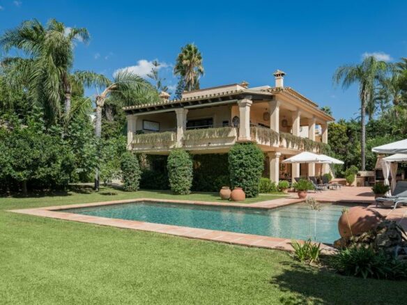 FOR SALE 🏡 Andalusian Six-Bedroom Villa on the Second Line of the Beach – Los Monteros, Marbella East 🇪🇸