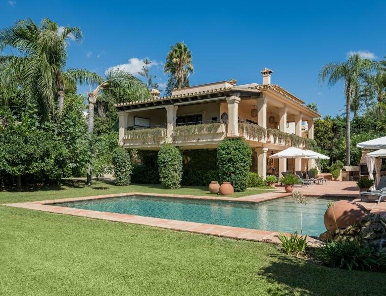 FOR SALE 🏡 Andalusian Six-Bedroom Villa on the Second Line of the Beach – Los Monteros, Marbella East 🇪🇸