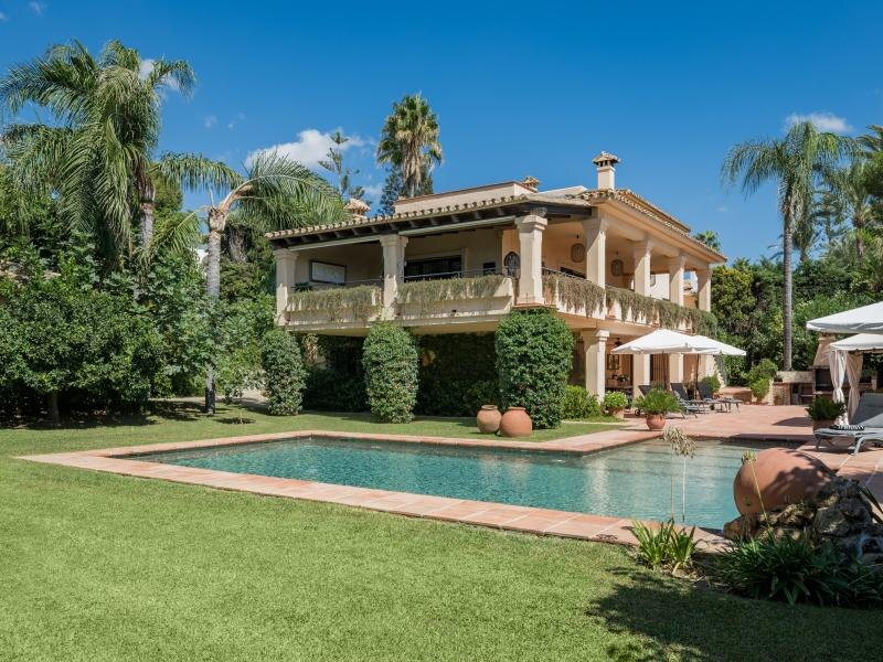 FOR SALE 🏡 Andalusian Six-Bedroom Villa on the Second Line of the Beach – Los Monteros, Marbella East 🇪🇸