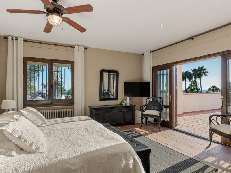 FOR SALE 🏡 Andalusian Six-Bedroom Villa on the Second Line of the Beach – Los Monteros, Marbella East 🇪🇸