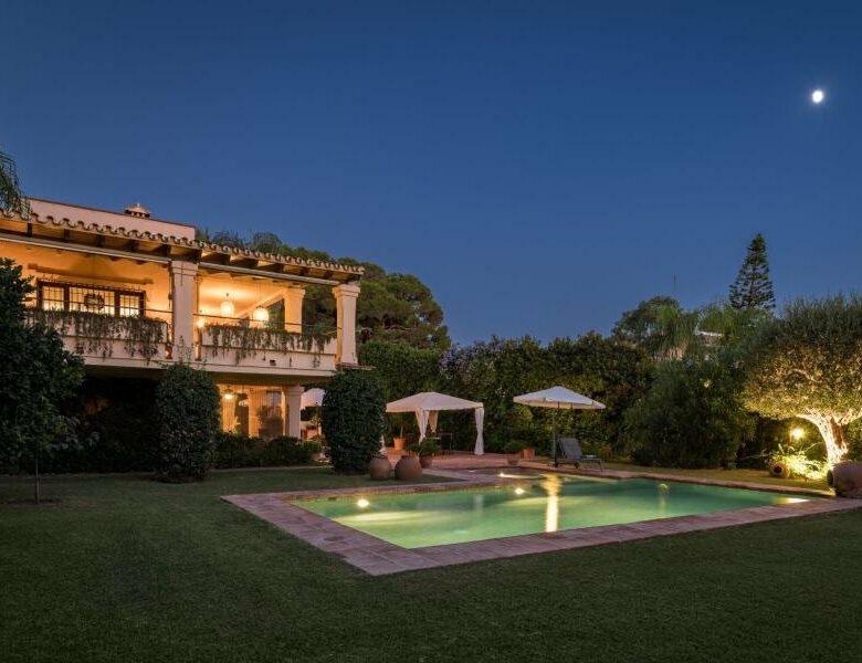 FOR SALE 🏡 Andalusian Six-Bedroom Villa on the Second Line of the Beach – Los Monteros, Marbella East 🇪🇸