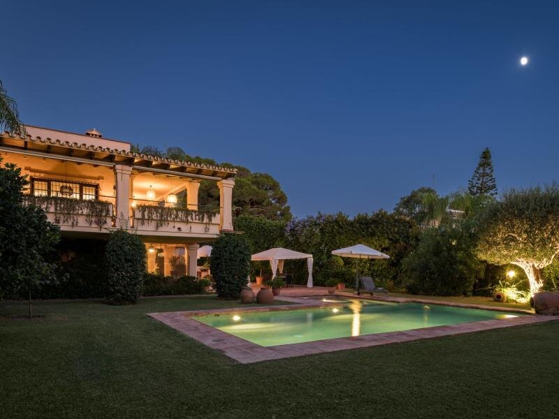 FOR SALE 🏡 Andalusian Six-Bedroom Villa on the Second Line of the Beach – Los Monteros, Marbella East 🇪🇸